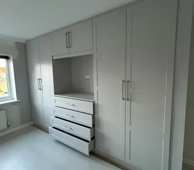 Wardrobe unit with dresser
